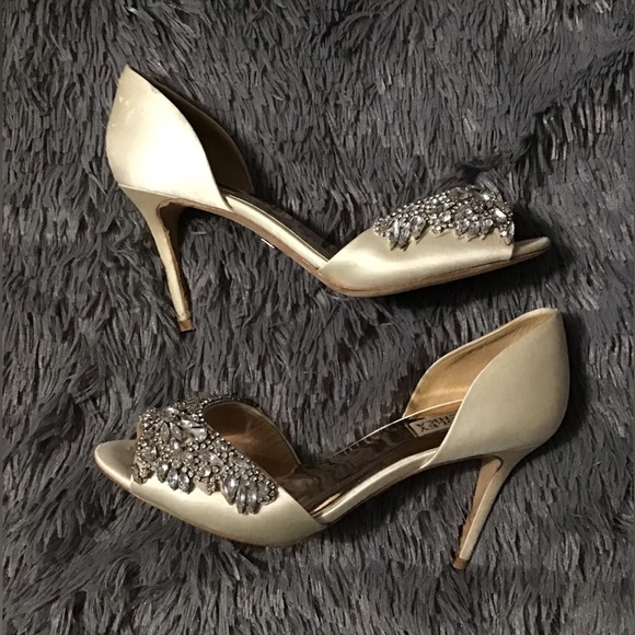 Badgley Mischka 8.5 Cream Satin Rhinestone Heels. *Scuffed - Picture 3 of 15